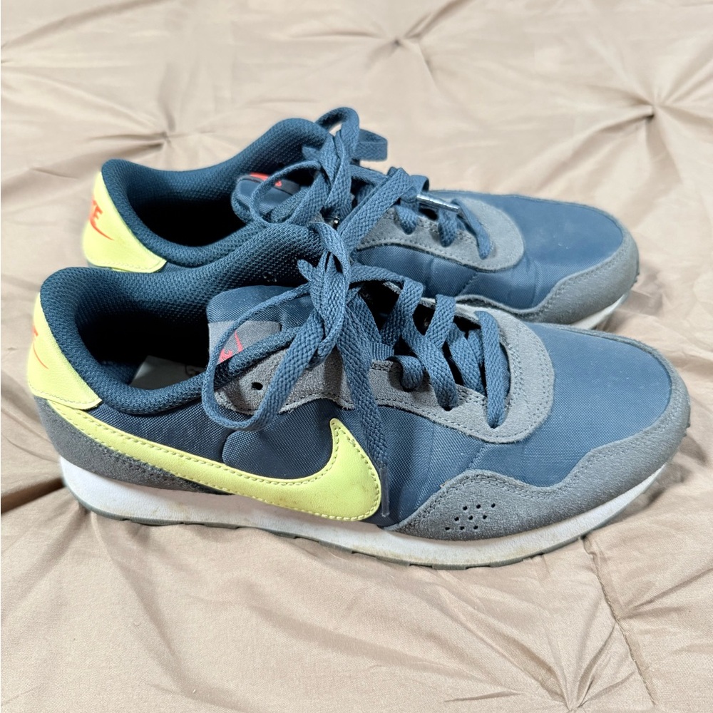 Nike Navy and Yellow Low-Top Lace-Up Sneakers - Picture 2 of 3